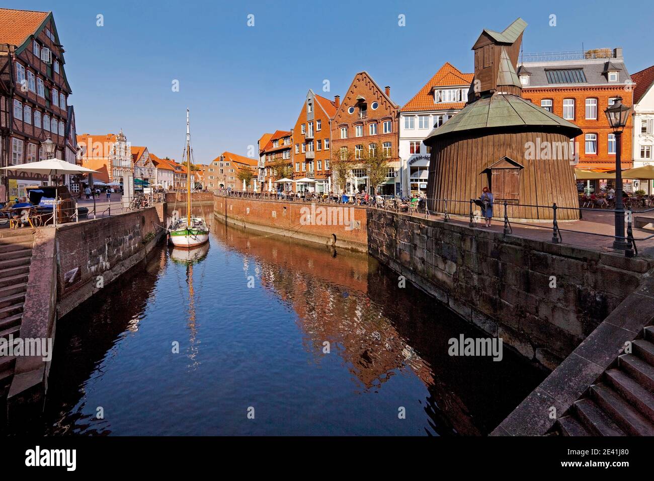 Altstadt Stade, historische Handels- und Lagerhäuser am Hanseehafen mit dem Holzkran, Deutschland, Niedersachsen, Stade Stockfoto