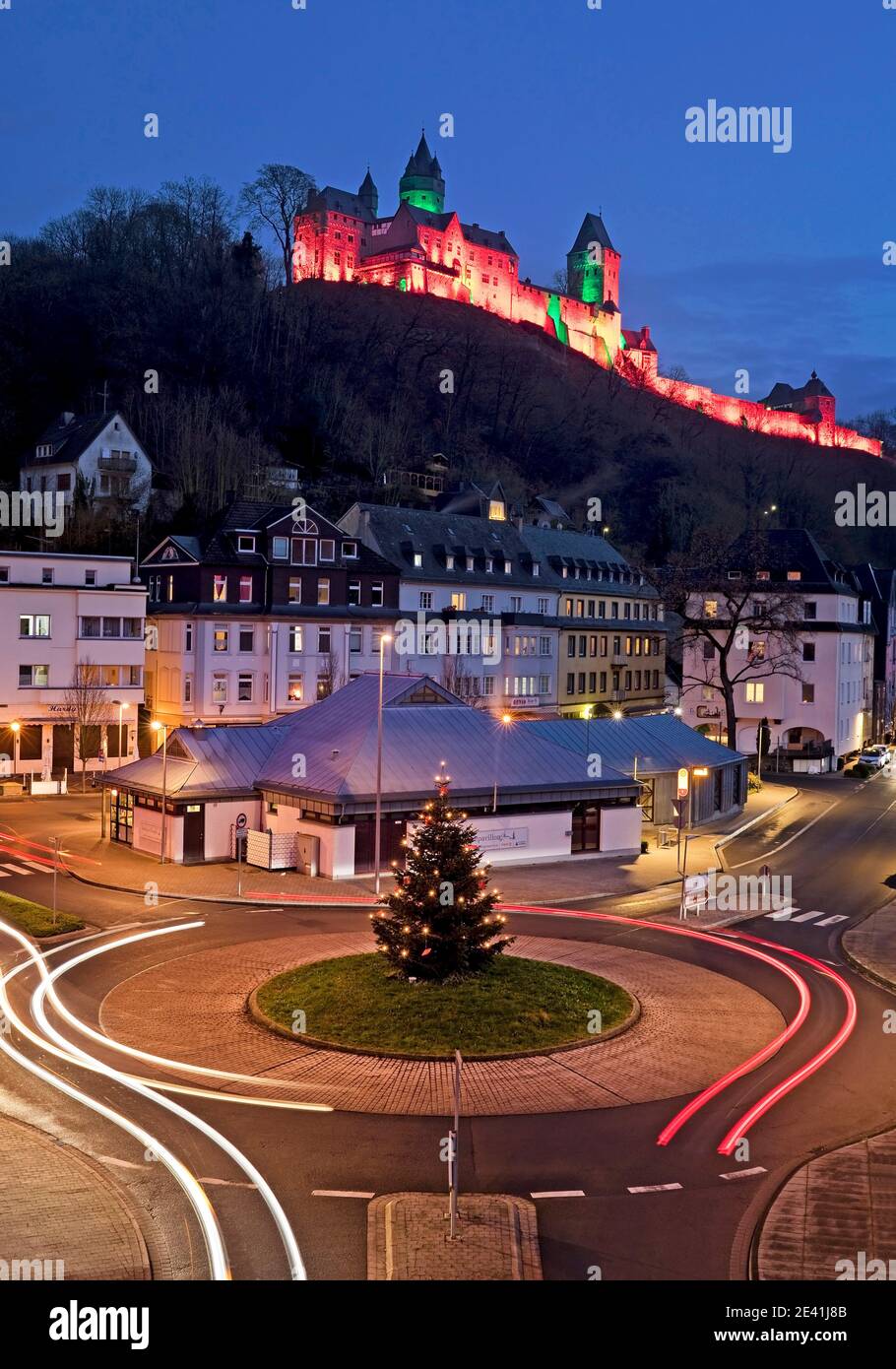 Highlight, rot beleuchtetes Schloss Altena mit Verkehrskreis am Abend in der Weihnachtszeit, Deutschland, Nordrhein-Westfalen, Sauerland, Altena Stockfoto