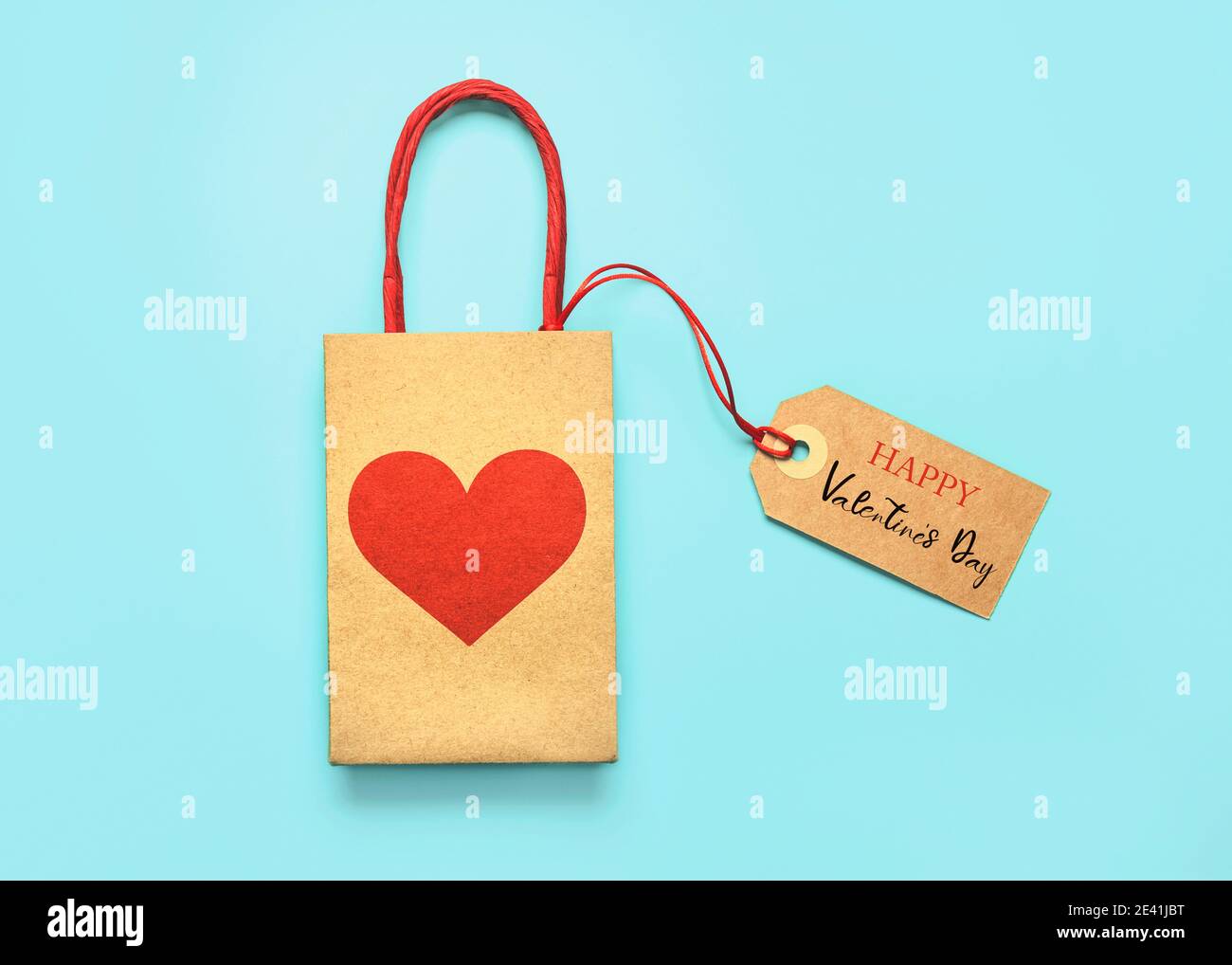 Einkaufstasche mit einem roten Herzen und Sale-Tag mit Text auf blauem Hintergrund.Valentinstag Konzept Stockfoto