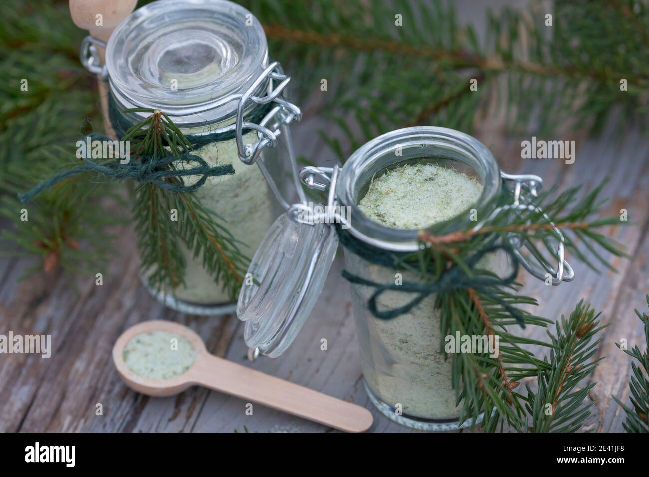 Norwegen Fichte (Picea abies), selbstgebautes Fichtensalz, Deutschland Stockfoto