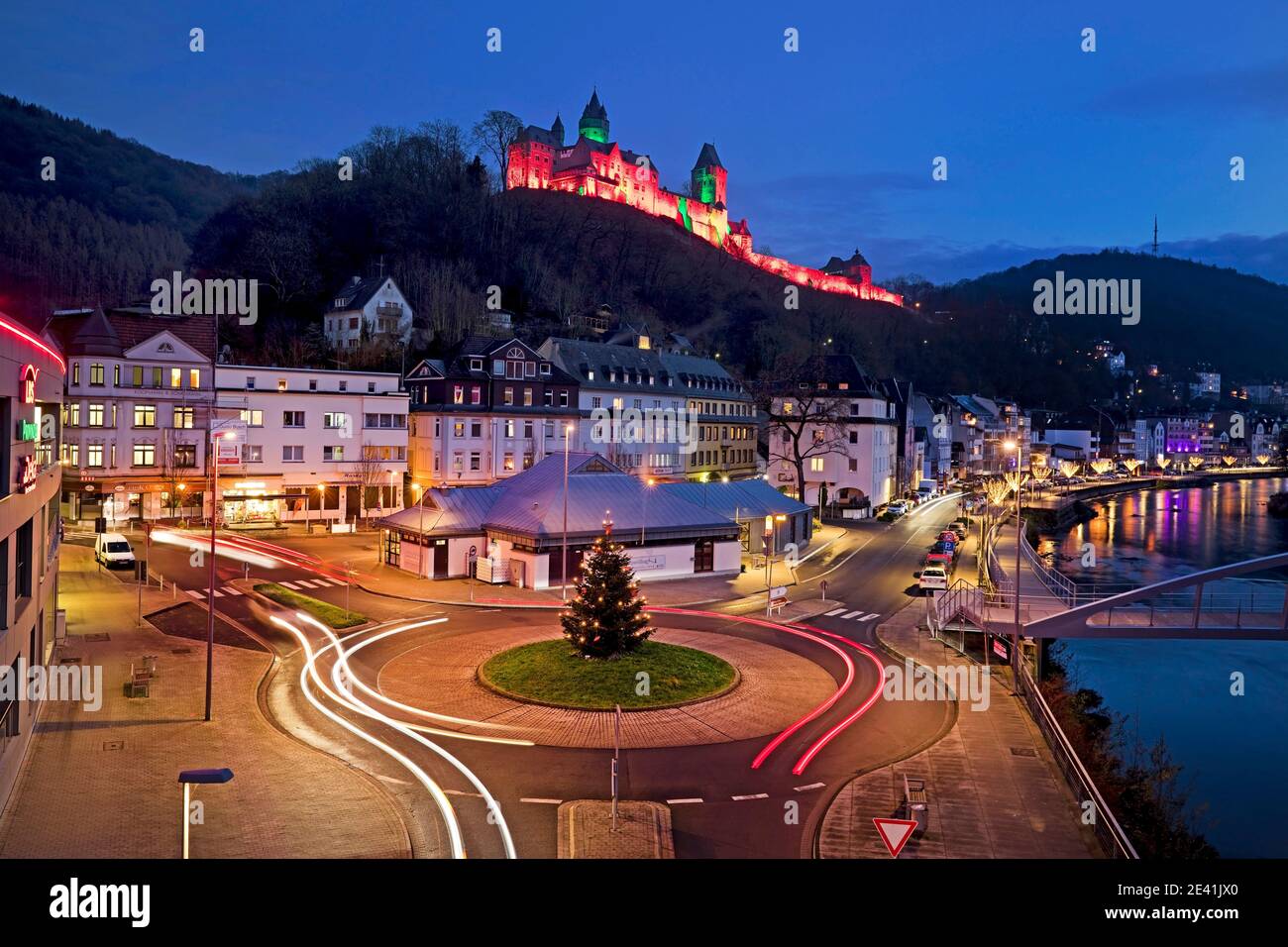 Highlight, rot beleuchtetes Schloss Altena mit Verkehrskreis am Abend in der Weihnachtszeit, Deutschland, Nordrhein-Westfalen, Sauerland, Altena Stockfoto