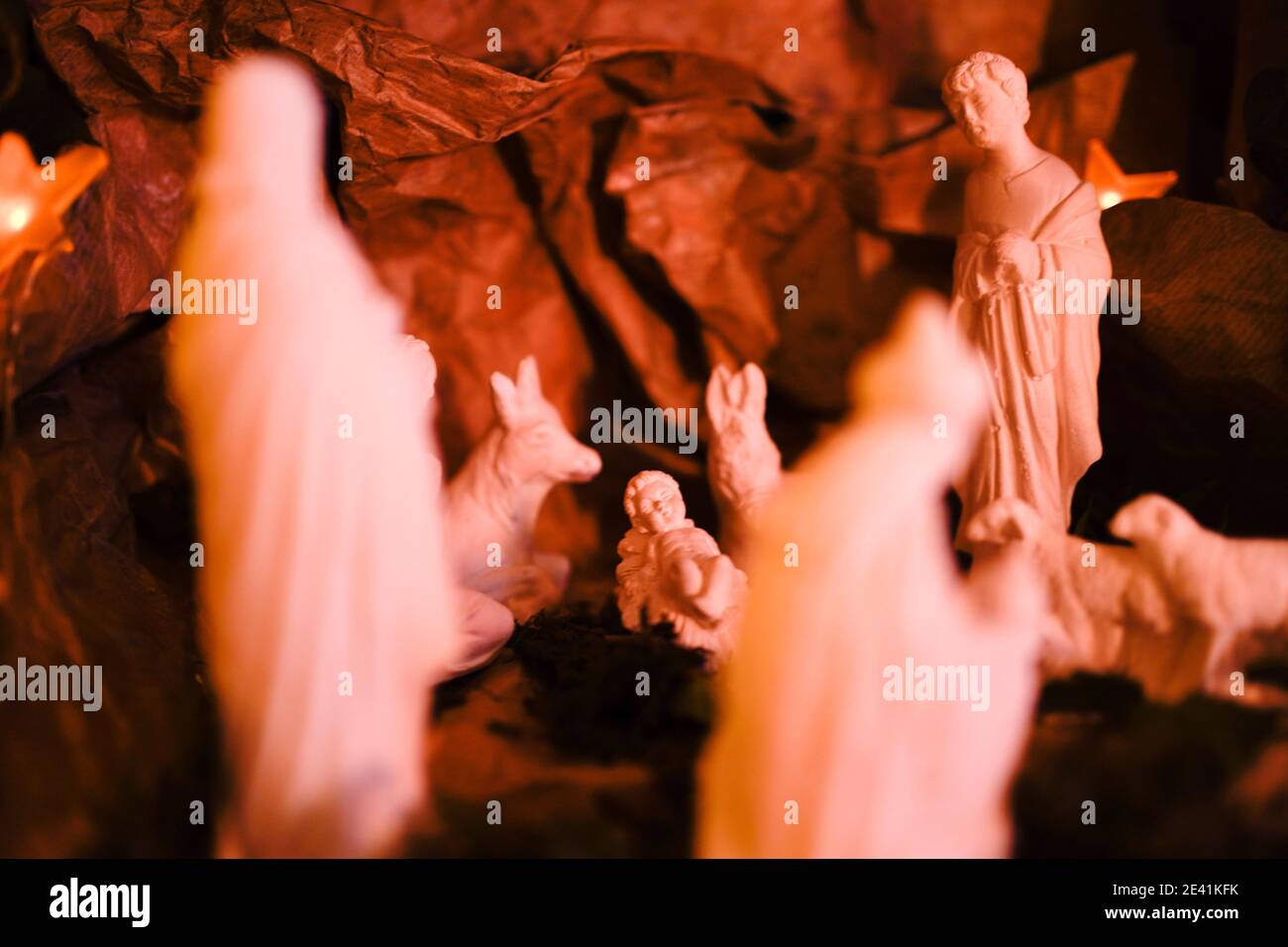 Selektive Fokusaufnahme von Statuen, die die Geburt Jesu zeigen Christus Stockfoto
