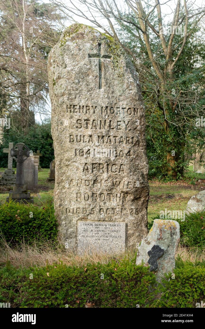 Grab von Sir Henry Morton Stanley, der bekanntermaßen Dr. Livingston fand, gekennzeichnet durch einen Granitmonolith, St. Michael & All Angels Kirche, Pirbright Surrey UK Stockfoto