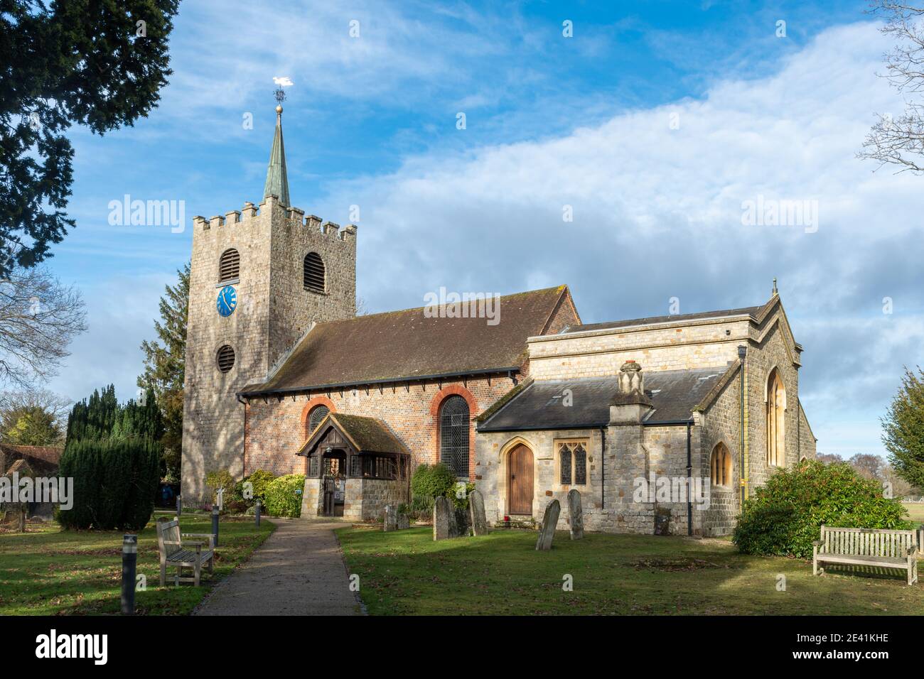 St. Michael & All Angels Kirche in Pirbright Dorf, Surrey, England, Großbritannien Stockfoto