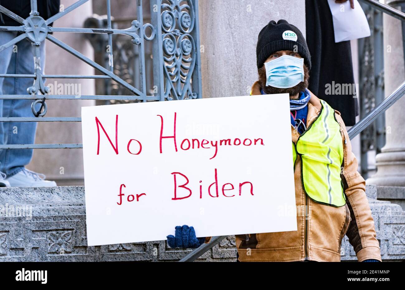 20. Januar 2021, Boston, Massachusetts, USA: Anti-Trump-Anhänger hält während der Kundgebung "No Honeymoon for Biden" ein Schild mit dem Titel "No Honeymoon for Biden" ab, in dem eine progressive Agenda für eine neu gewählte Biden-Harris-Regierung auf Boston Common gefordert wird. Quelle: Keiko Hiromi/AFLO/Alamy Live News Stockfoto