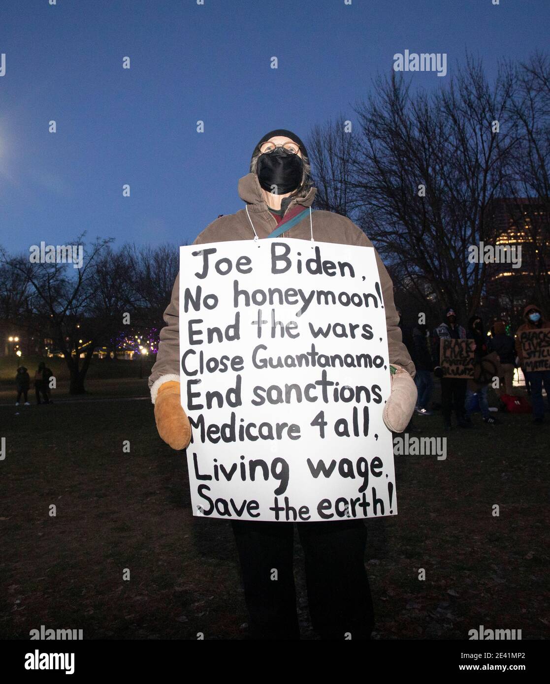 20. Januar 2021, Boston, Massachusetts, USA: Anti-Trump-Gruppen fordern eine progressive Agenda für eine neu gewählte Biden-Harris-Regierung während der "No Honeymoon for Biden"-Kundgebung, die eine progressive Agenda für eine neu gewählte Biden-Harris-Regierung auf Boston Common fordert. Quelle: Keiko Hiromi/AFLO/Alamy Live News Stockfoto