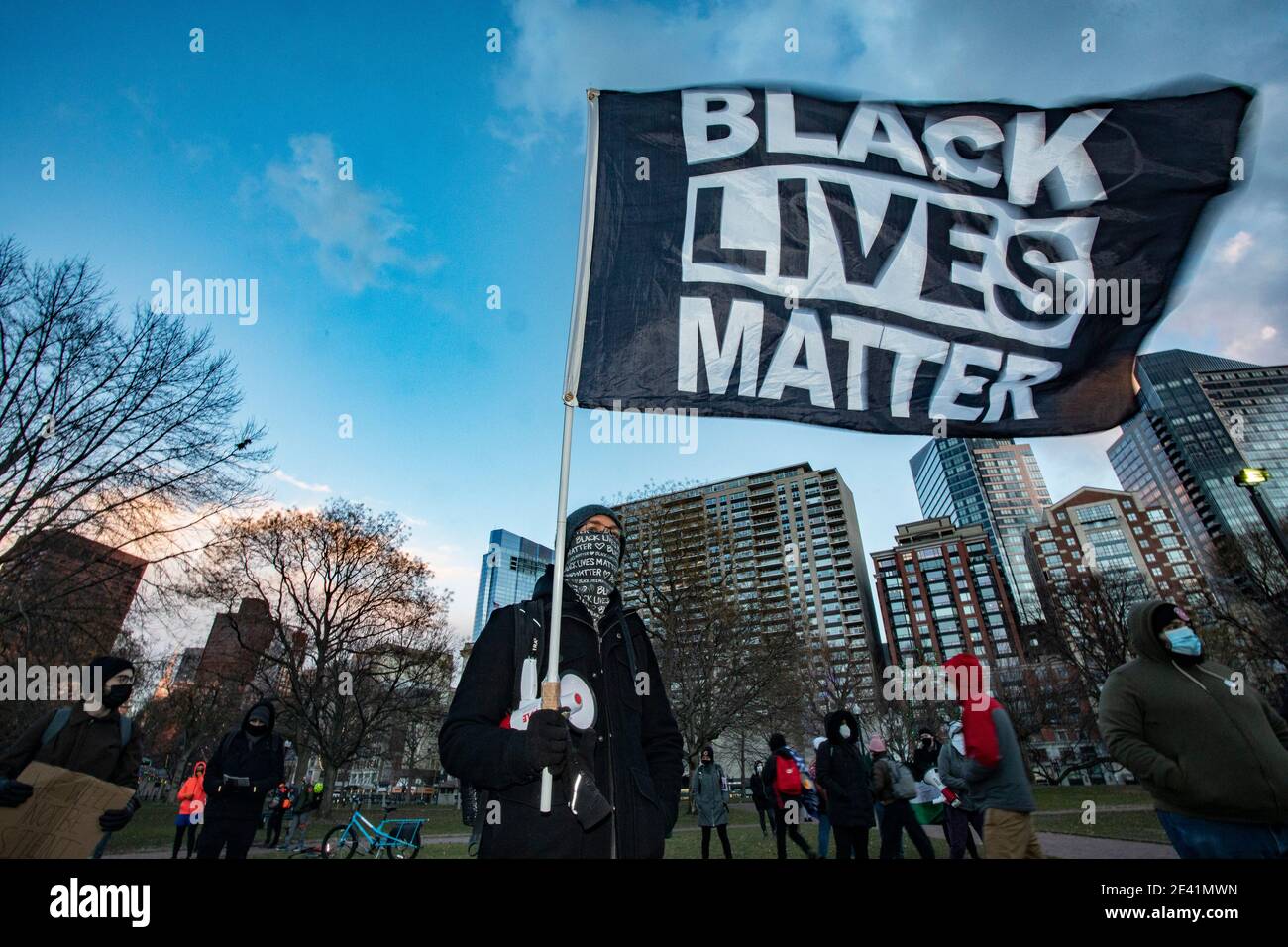 20. Januar 2021, Boston, Massachusetts, USA: Anti-Trump-Anhänger hält ein Zeichen "Black Lives Matter" während der "No Honeymoon for Biden"-Kundgebung mit der Forderung nach einer progressiven Agenda für eine neu gewählte Biden-Harris-Regierung auf Boston Common. Quelle: Keiko Hiromi/AFLO/Alamy Live News Stockfoto