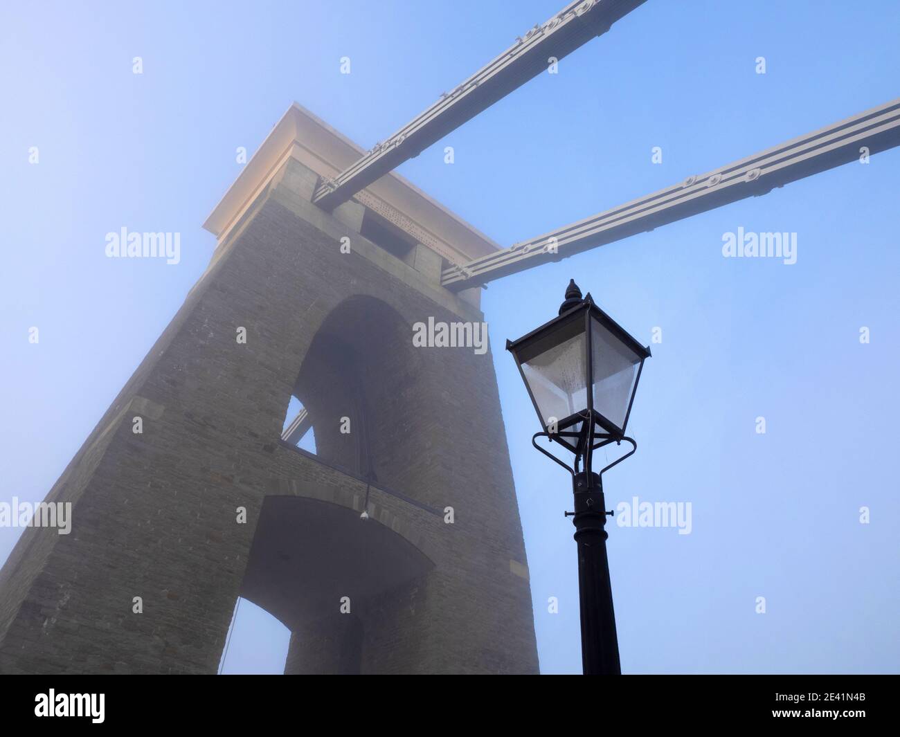 Östlicher Stützturm der Clifton Suspension Bridge in Bristol, Großbritannien, um den Morgennebel zu beseitigen Stockfoto