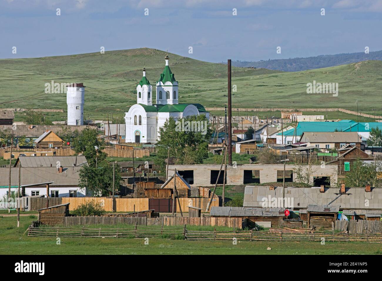 Typische weiße orthodoxe Kirche mit grünem Dach in einem kleinen Dorf im ländlichen Südsibirien, in der Nähe des Baikalsees zwischen Ulan Ude und Irkutsk, Russland Stockfoto