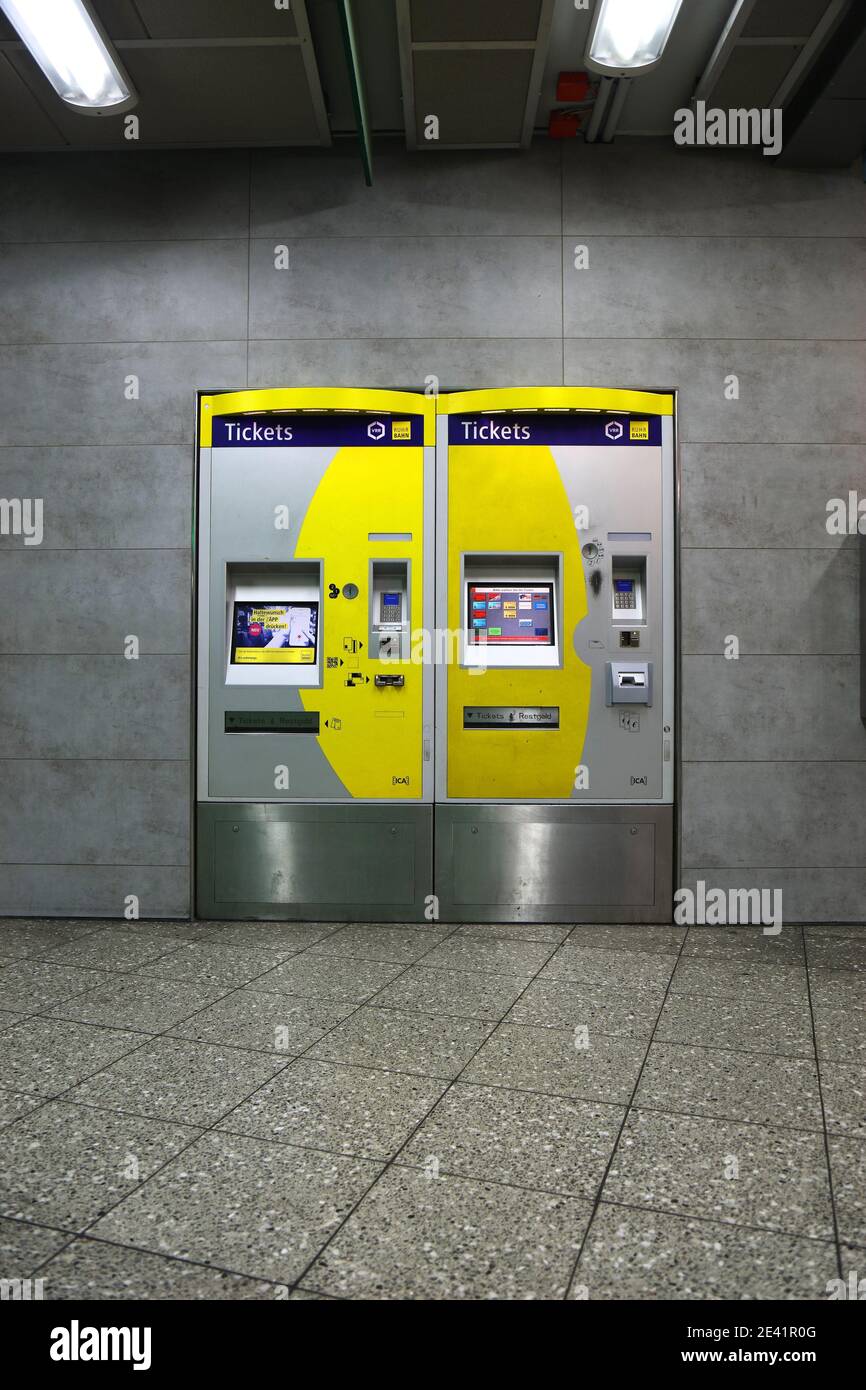 ESSEN, 20. SEPTEMBER 2020: Fahrkartenautomaten am U-Bahnhof in Essen. Es ist Teil der Rhein-Ruhr Stadtbahn, regionales Lichtsystem Stockfoto