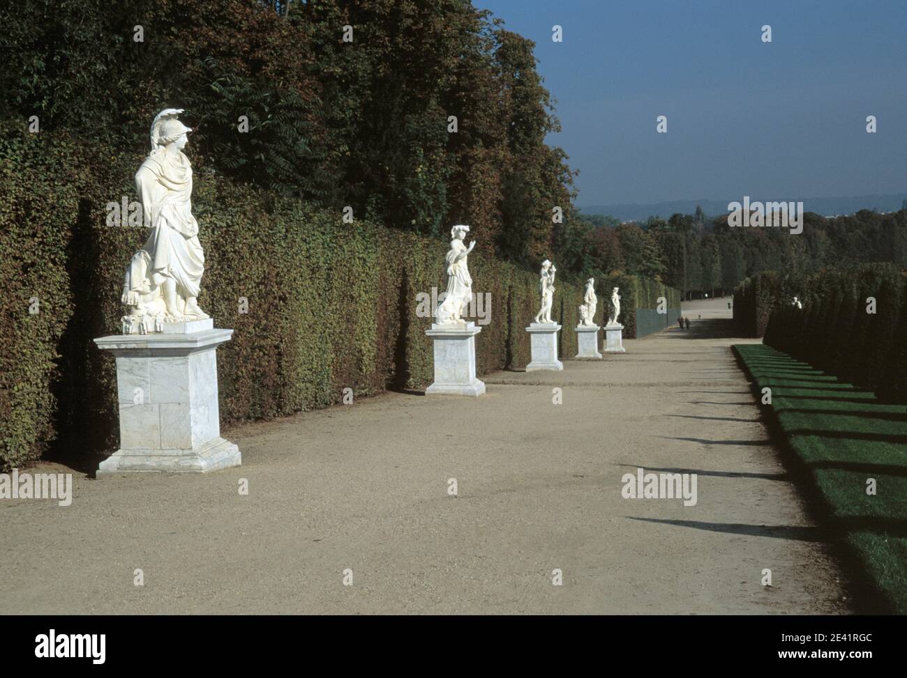 Allee mit Figuren Stockfoto