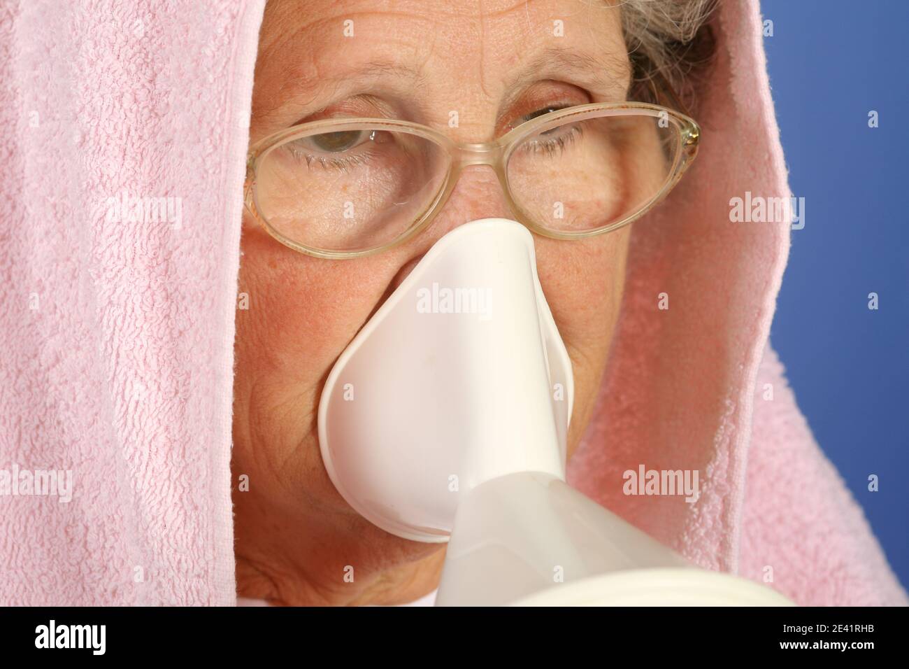 Nahaufnahme 65-jährige kranke Frau mit Inhalator Erkältungen zu behandeln und Halsschmerzen Stockfoto
