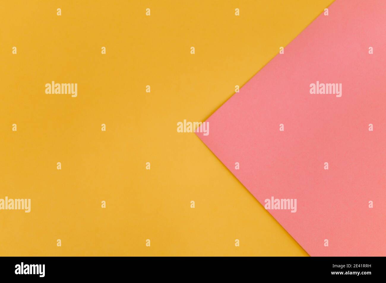 Abstrakter zweifarbiger rosa und gelber Hintergrund mit Papiertextur, moderner Hintergrundstil Stockfoto