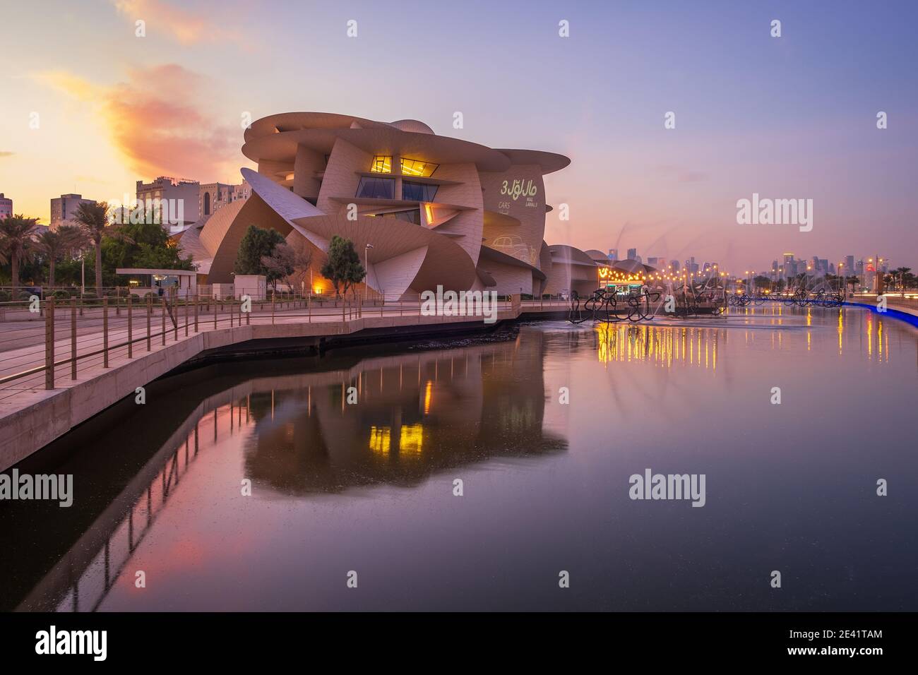 Schöne Aussicht auf Katar National Museum während des Sonnenuntergangs Stockfoto