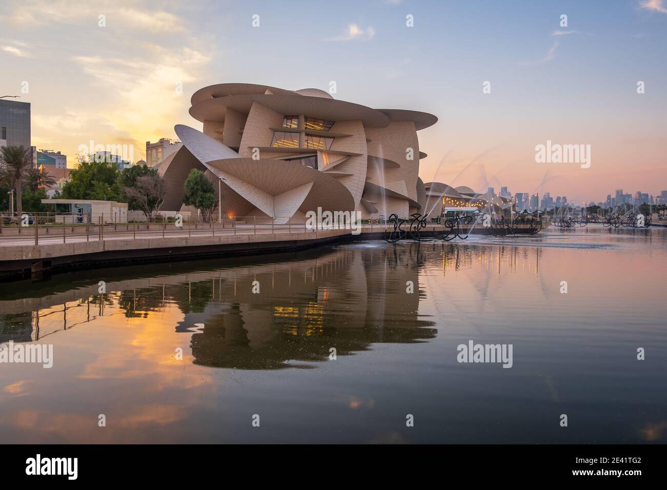 Schöne Aussicht auf Katar National Museum während des Sonnenuntergangs Stockfoto