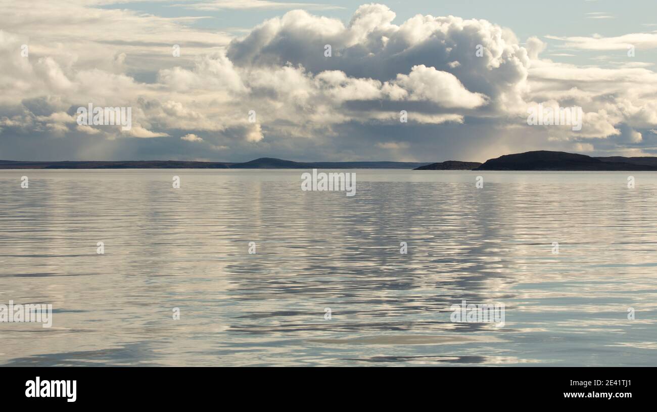 Atemberaubende Spiegelreflexionen auf dem Ozean, weit nördlich von Quebec. Stockfoto