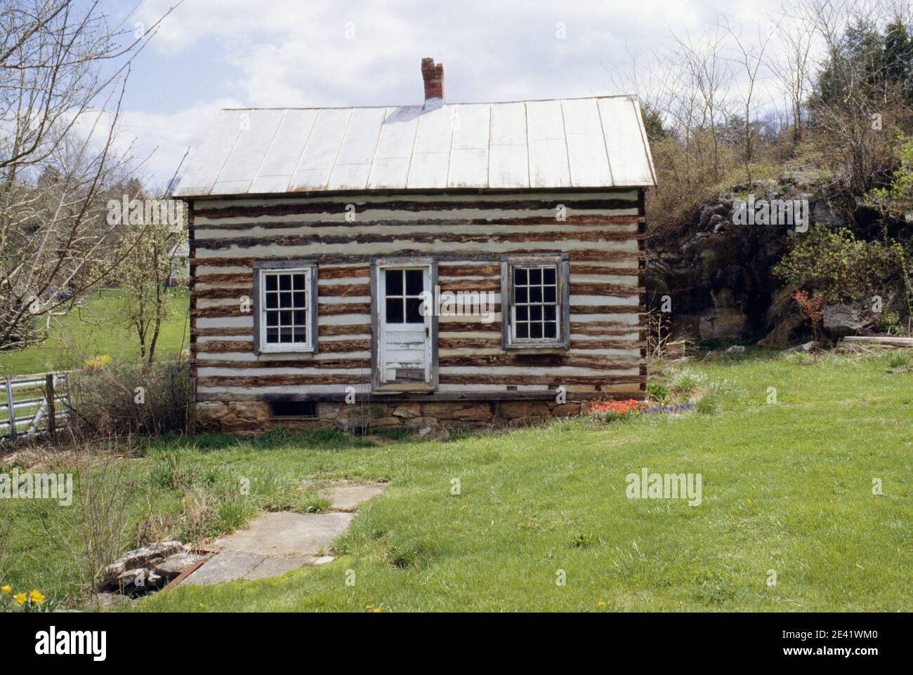 Einfache Blockhütte mit Zinndach, abblätterender Farbe, landschaftlicher Umgebung, Front Loyal, virginia, usa Stockfoto