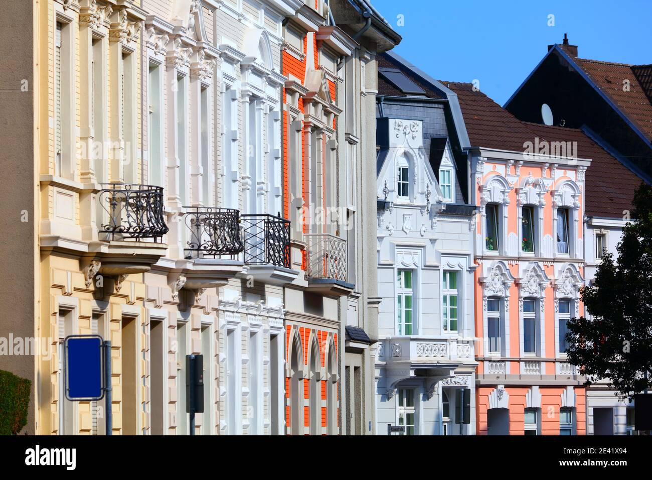 Mönchengladbach Stadt in Deutschland. Blick auf die Straße mit Wohnarchitektur. Stockfoto