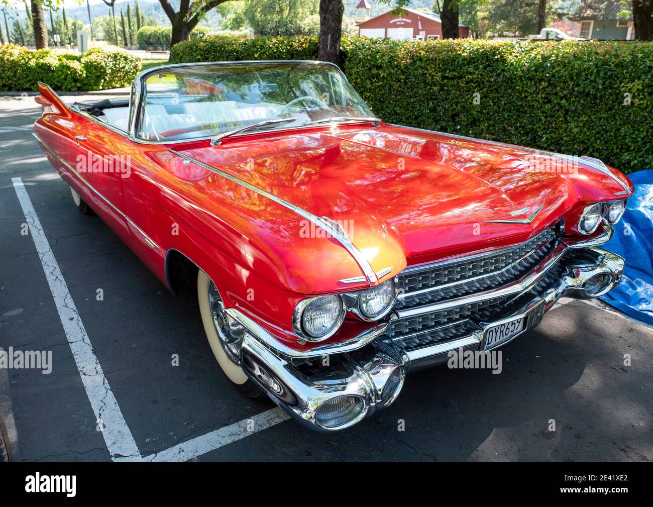Vintage rot Cadillac Cabriolet, um 1950 in einem Parkplatz in Napa County, Kalifornien, USA. Stockfoto