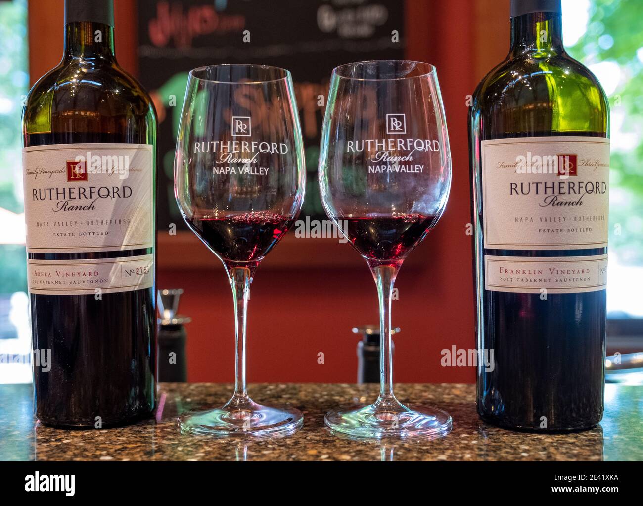 Cabernet Sauvignon Probenflasche und Glas im Rutherford Ranch Weingut in Rutherford, Napa Valley, Kalifornien, USA Stockfoto Cabernet Sauvignon Probenflasche und Glas im Rutherford Ranch Weingut in Rutherford, Napa Valley, Kalifornien, USA Stockfoto