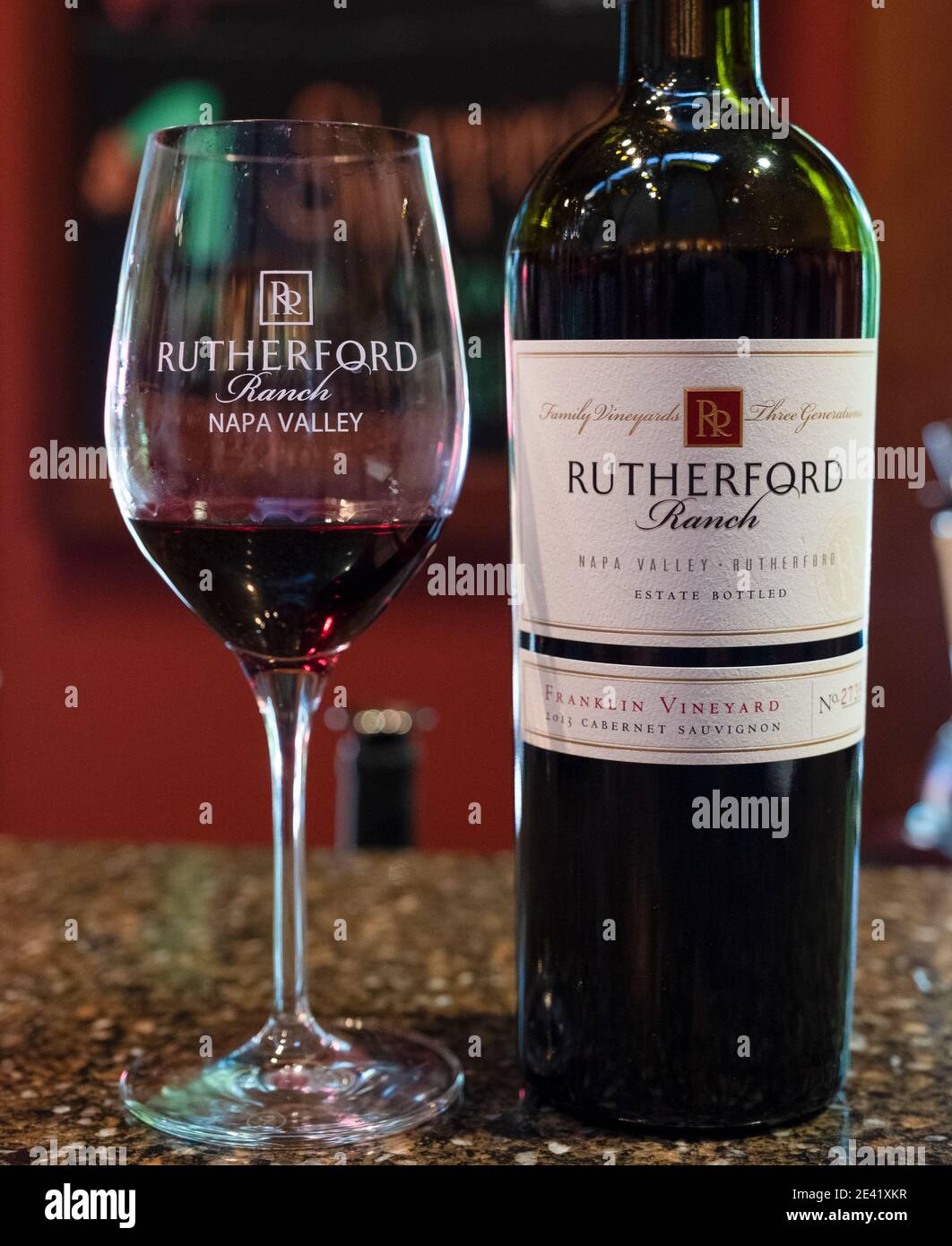 Cabernet Sauvignon Probenflasche und Glas im Rutherford Ranch Weingut in Rutherford, Napa Valley, Kalifornien, USA Stockfoto Cabernet Sauvignon Probenflasche und Glas im Rutherford Ranch Weingut in Rutherford, Napa Valley, Kalifornien, USA Stockfoto