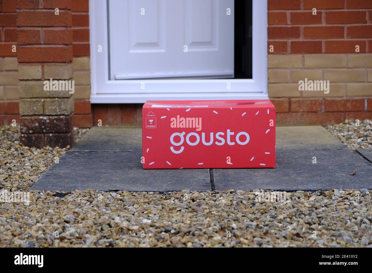 Exeter, UK-Januar 2021: Eine Gousto-Lieferbox vor einer Haustür in Exeter. Gousto versorgt Abonnenten mit Rezeptset-Boxen Stockfoto