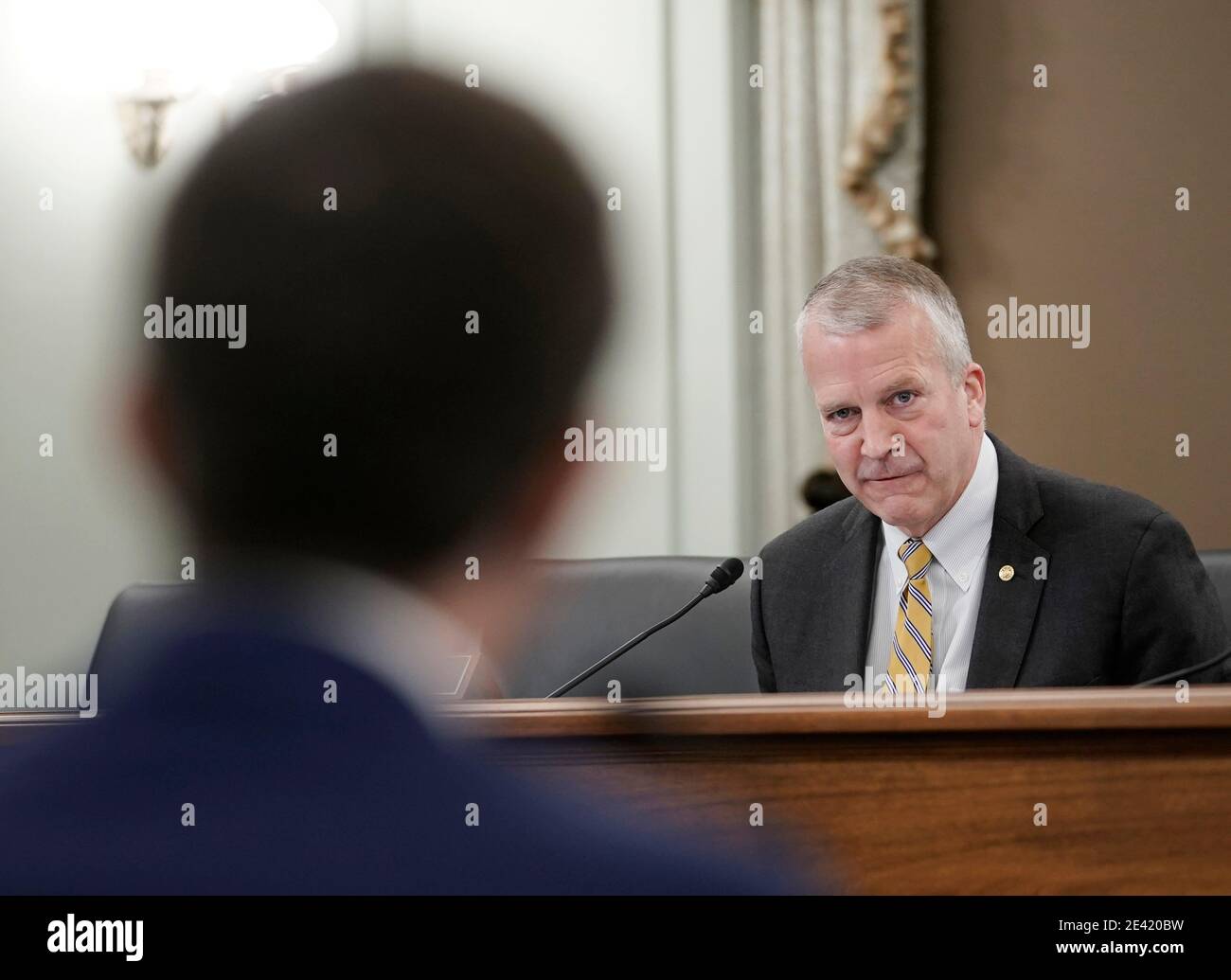 Vereinigte Staaten Senator Dan Sullivan (Republikaner von Alaska) spricht bei den Senate Commerce, Science, and Transportation Nomination Hearings, um die erwartete Nominierung von Peter Buttigieg von Indiana zum Minister für Verkehr in Washington, DC am Donnerstag, 21. Januar 2021 zu prüfen. Quelle: Ken Cedeno/Pool via CNP /MediaPunch Stockfoto