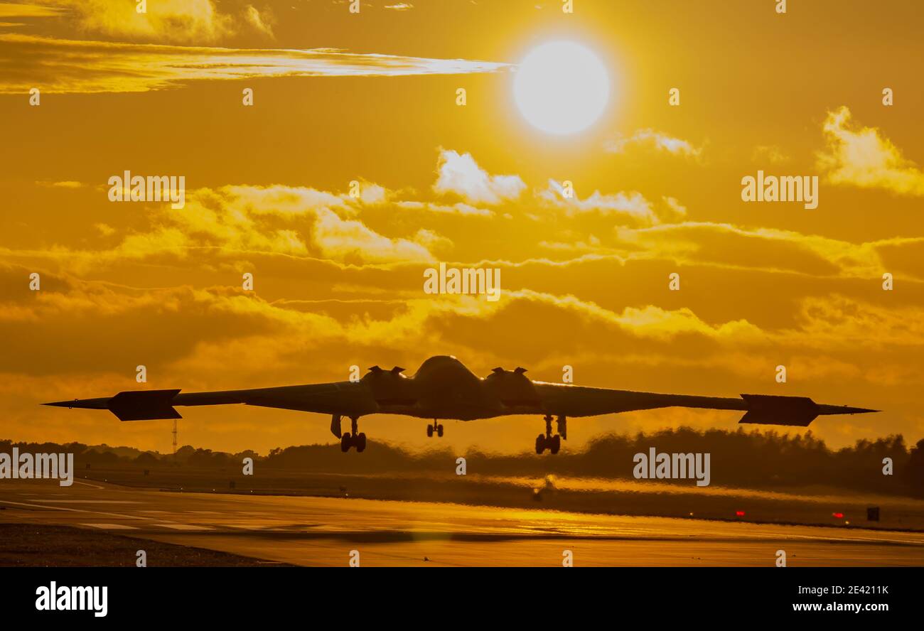 B2 Bomber Flugzeug landet in der untergehenden Sonne uk. Stockfoto
