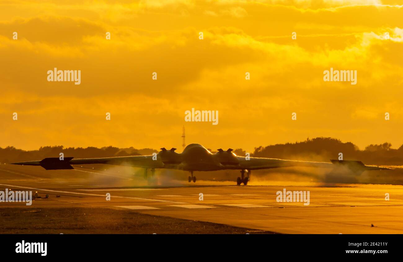 B2 Bomber Flugzeug landet in der untergehenden Sonne uk. Stockfoto
