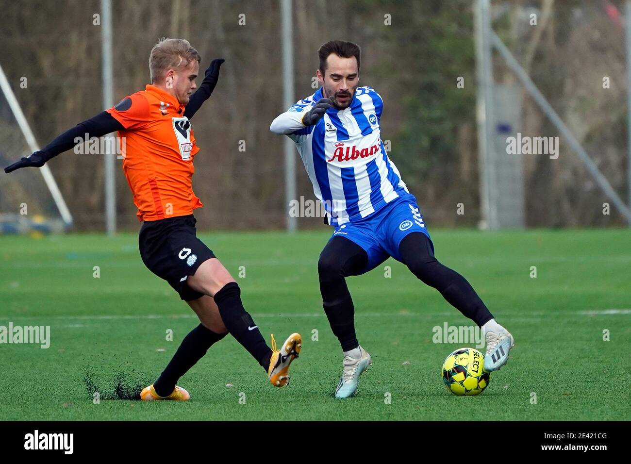 Odense, Dänemark. Januar 2021. Oliver Lund (2) von ob und Nicklas Strunck (19) von Esbjerg FB während eines Testmatches zwischen Odense Boldklub und Esbjerg FB auf dem Trainingsgelände von Odense Boldklub in Odense. (Foto Kredit: Gonzales Foto/Alamy Live News Stockfoto