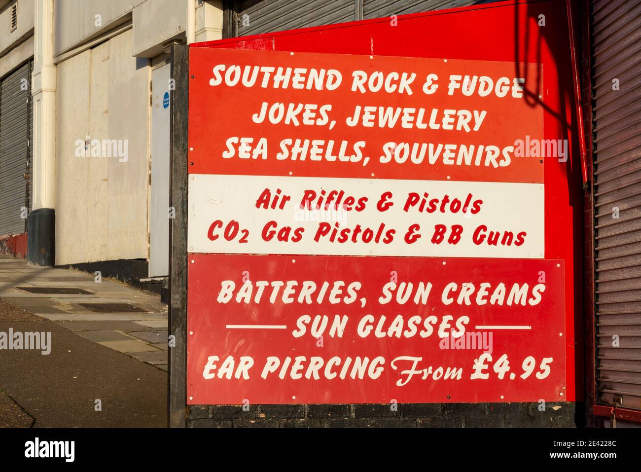 Shop Verkauf von Luftgewehre, Luftpistolen, co2, Gaspistole, b b Pistolen, in Southend on Sea, Essex, UK. Seaside Einzelhandelsgeschäft, Handel, Rock, Witz Stockfoto