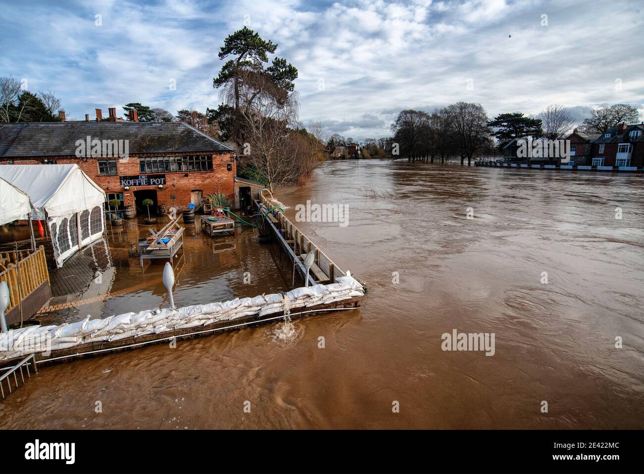 Mitarbeiter von De Koffie Pot in Hereford kämpfen, um das Hochwasser zurückzuhalten, während der Fluss Wye seine Ufer sprengt, während Sturm Christoph quer durch Großbritannien einzieht. Stockfoto