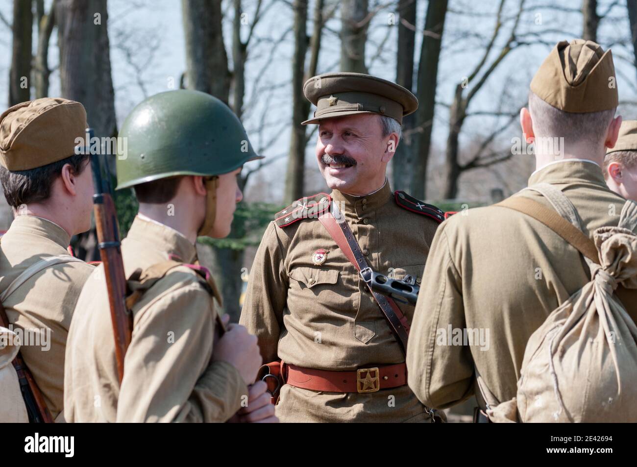 KALININGRAD, RUSSLAND - 08. April 2018: Nicht identifizierter Mann in der Uniform des sowjetischen Offiziers, Wiederaufbau der Schlacht Stockfoto