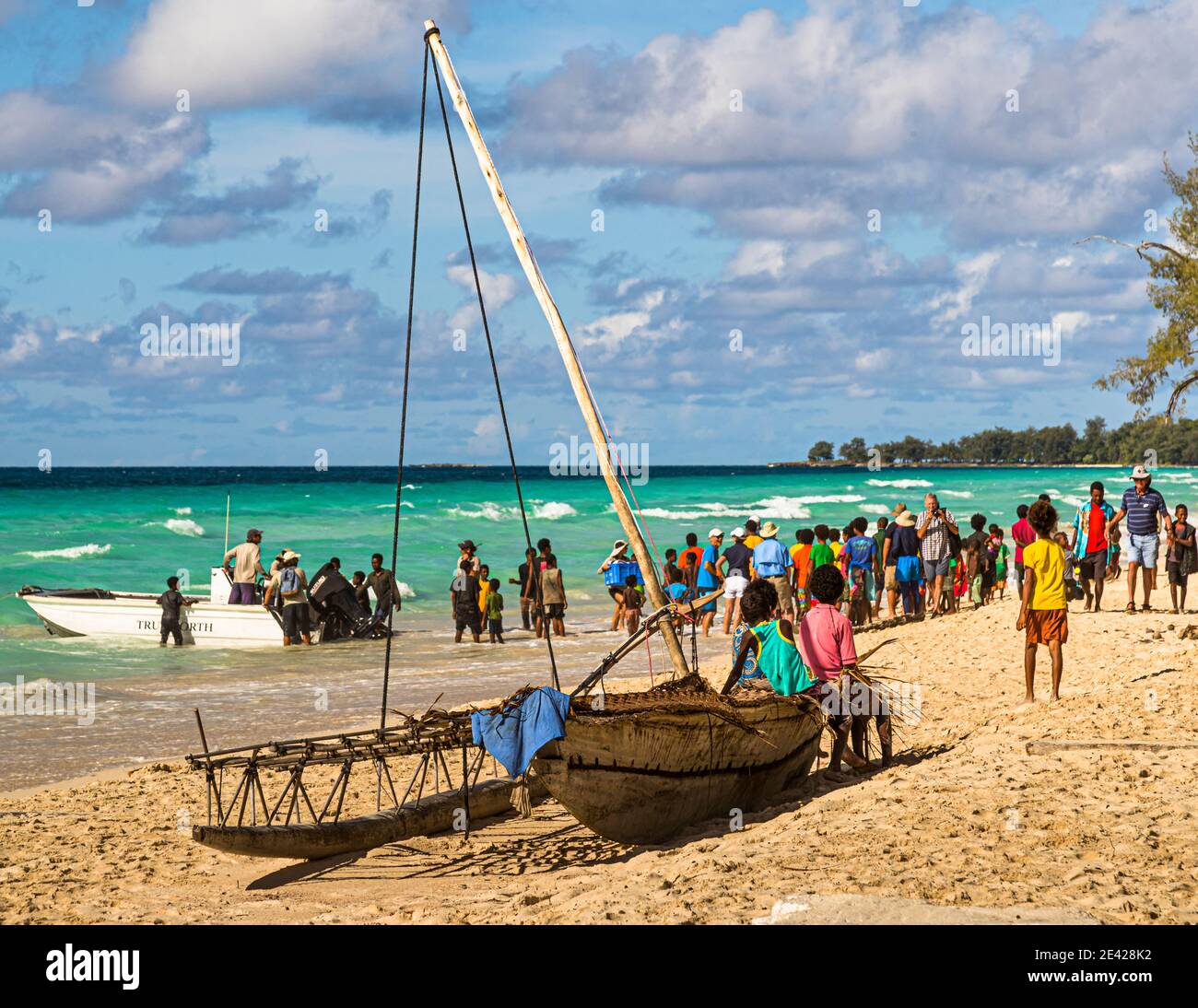 Lokale Leute und Touristen treffen sich an einem Strand in Papua-Neuguinea Stockfoto