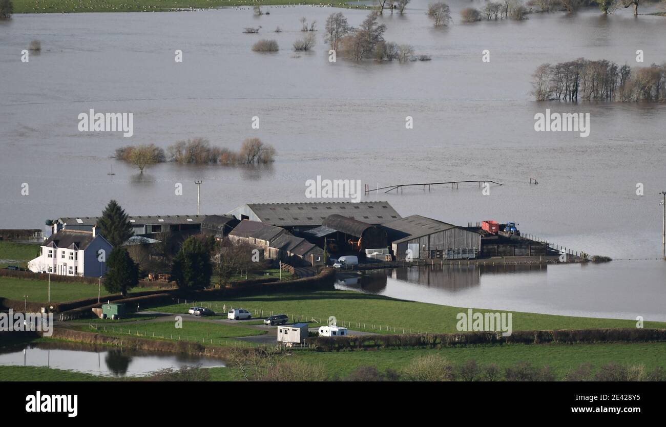 Eine von Hochwasser abgetrennte Farm im Towy Valley, Carmarthenshire, Südwales, nach heftigem Regen von Storm Christoph, verursachte den Towy River, der an seinen Ufern platzte. Stockfoto