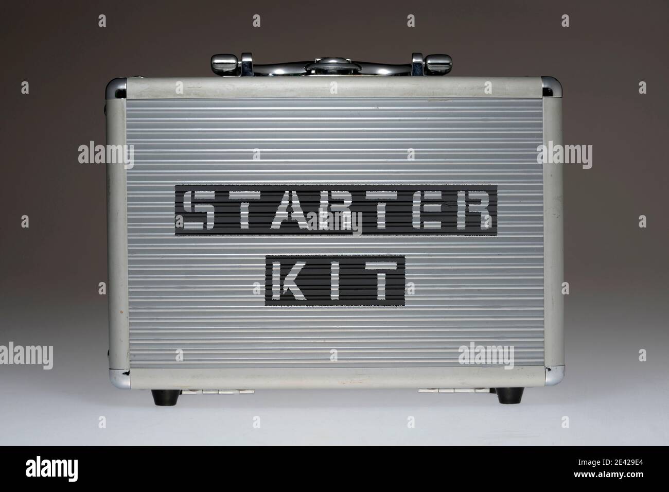 Metallgehäuse mit Starter-Kit wortsprintet auf der Seitenwand Stockfoto