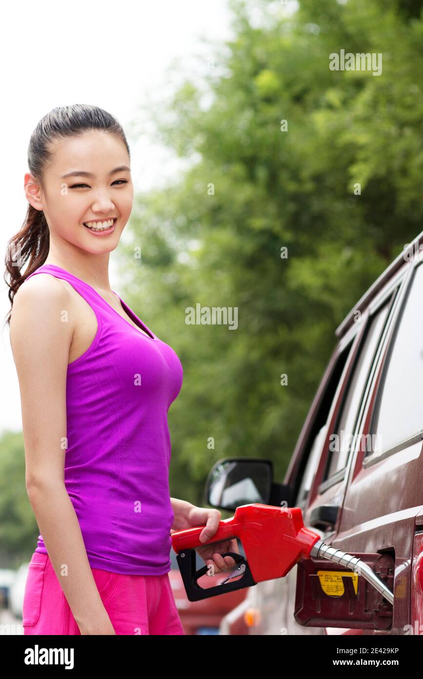 Junge Frauen, um ein Auto hohe Qualität Foto Kraftstoff Stockfoto