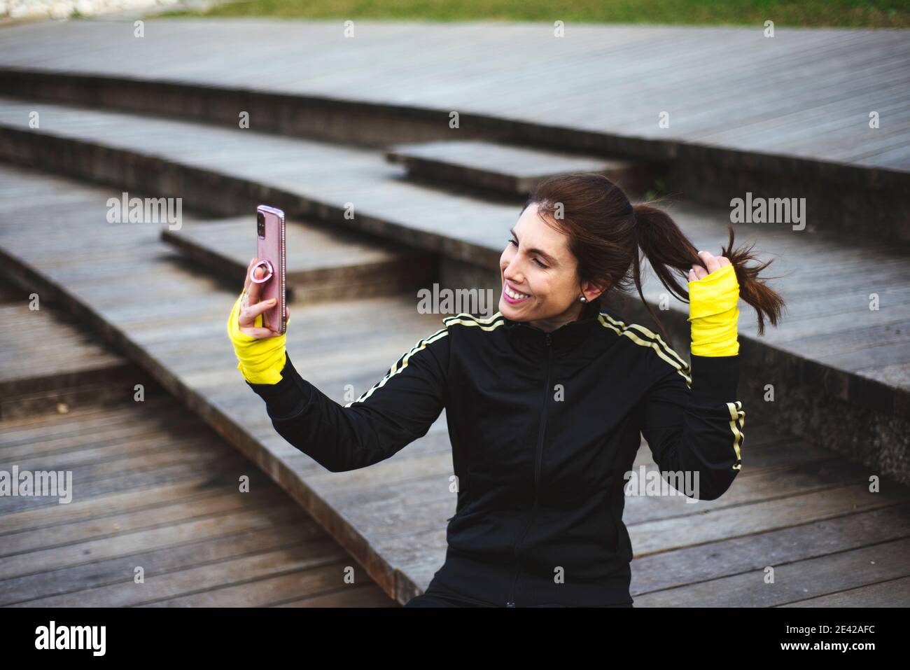 Sportliche Mädchen, die ein Selbstporträt Fotografie im Park. Stockfoto