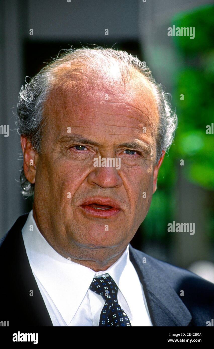 Washington DC. USA, 1997 Senator Fred Thompson (R-TN) spricht mit Reportern außerhalb der ABC-Netzwerk-Studios, nachdem er auf der Sonntagmorgen-Talkshow "Diese Woche" erschien Stockfoto