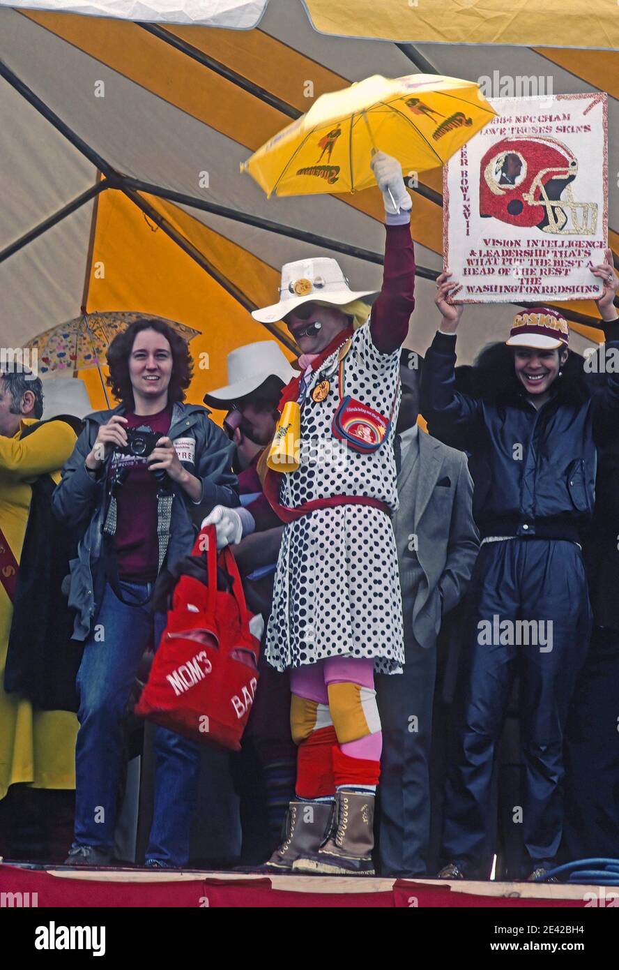 Washington, DC. USA, Washington, DC. USA, 21. Januar 1984 Mitglieder der „Hogettes“ unter der Leitung von Michael „Boss Hogette“ Torbert (weißer Hut) bei der Super Bowl-Vorspielrallye vor dem RFK-Stadion Stockfoto
