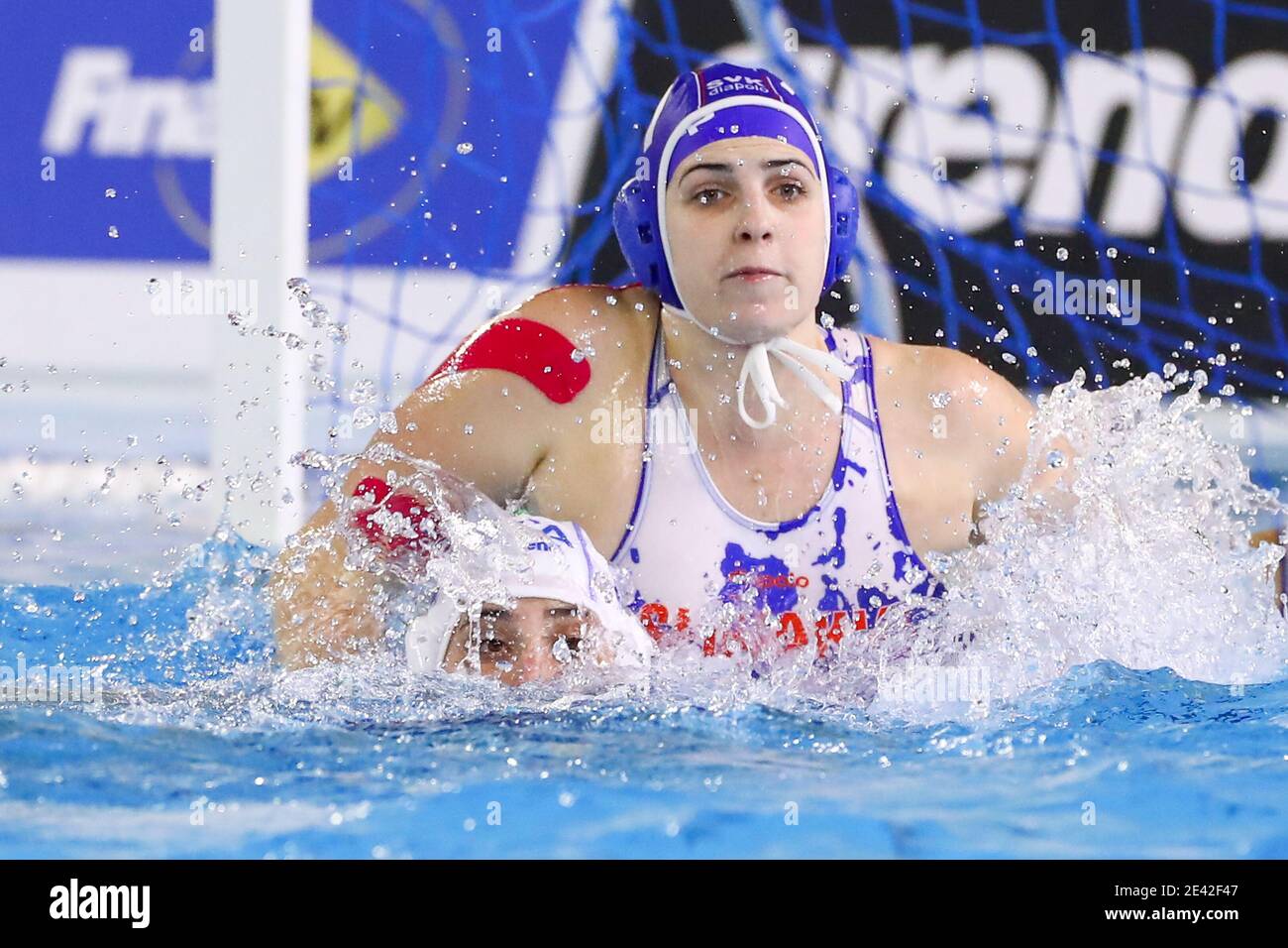 TRIEST, ITALIEN - JANUAR 21: Valeria Palmieri aus Italien, Natalia Peckova aus der Slowakei während des Spiels zwischen Italien und der Slowakei beim Women's Water Polo Stockfoto