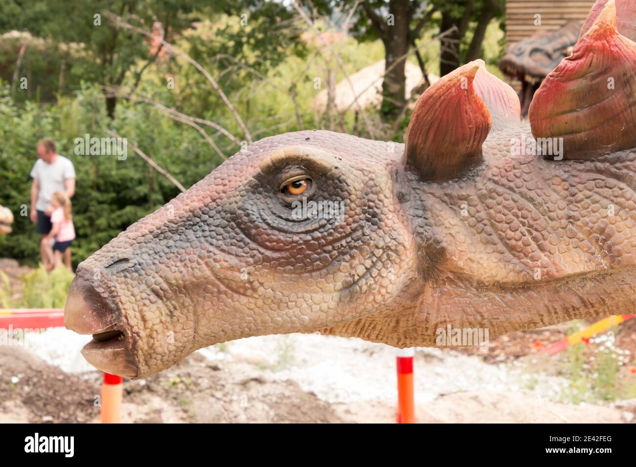 Aalborg, Dänemark - 25 Jul 2020: Dinosaurier in natürlicher Umgebung und in lebensechter Größe, Stockfoto