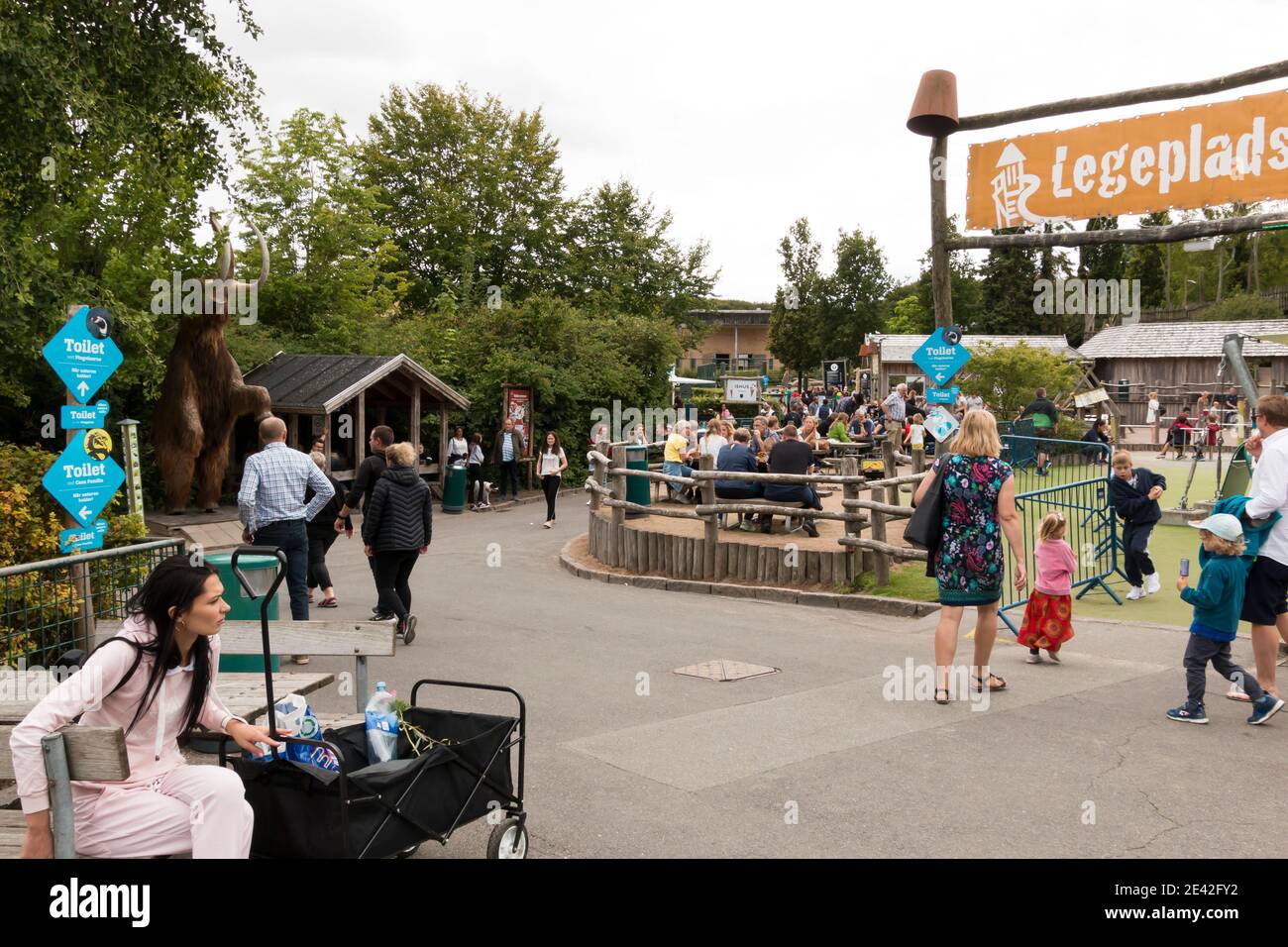 Aalborg, Dänemark - 25 Jul 2020: Viele Menschen im Aalborg Zoo an einem schönen Sommertag, Stockfoto