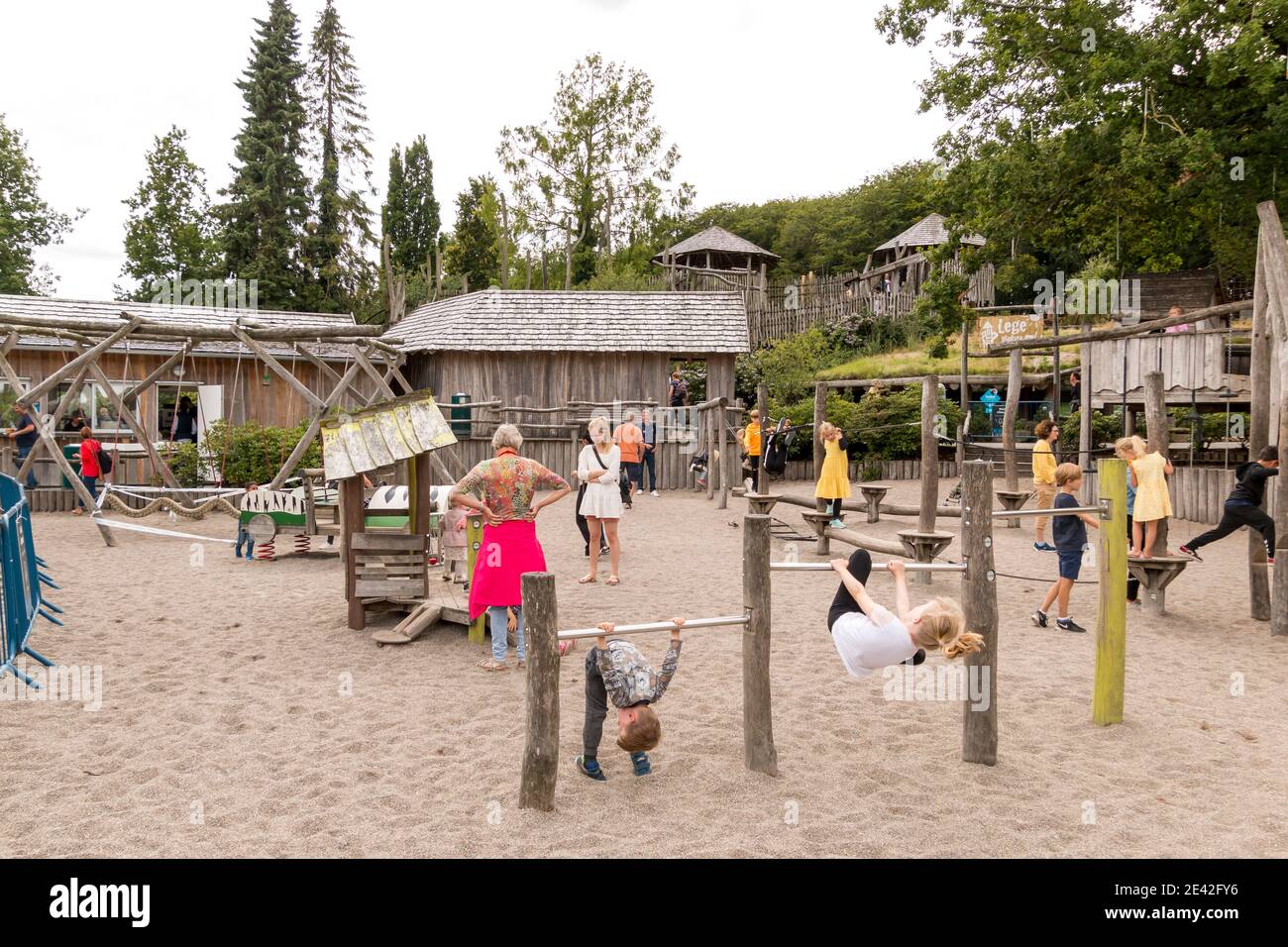 Aalborg, Dänemark - 25 Jul 2020: Viele Menschen im Aalborg Zoo an einem schönen Sommertag spielen Kinder und Erwachsene auf dem Spielplatz Stockfoto