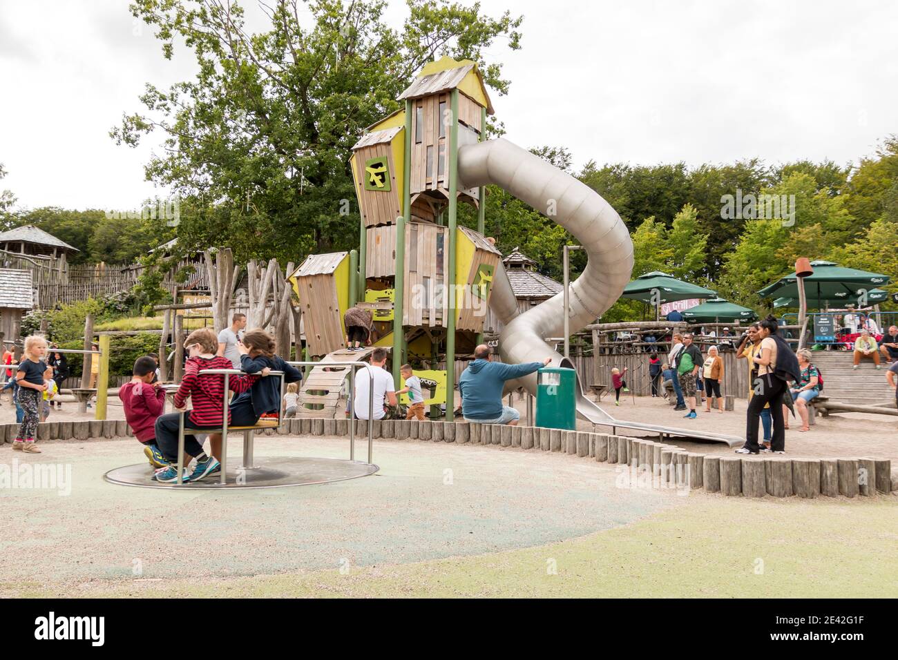 Aalborg, Dänemark - 25 Jul 2020: Viele Menschen im Aalborg Zoo an einem schönen Sommertag spielen Kinder und Erwachsene auf dem Spielplatz Stockfoto