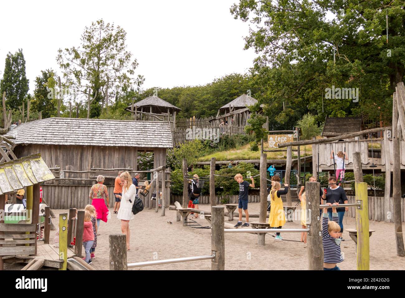 Aalborg, Dänemark - 25 Jul 2020: Viele Menschen im Aalborg Zoo an einem schönen Sommertag spielen Kinder und Erwachsene auf dem Spielplatz Stockfoto