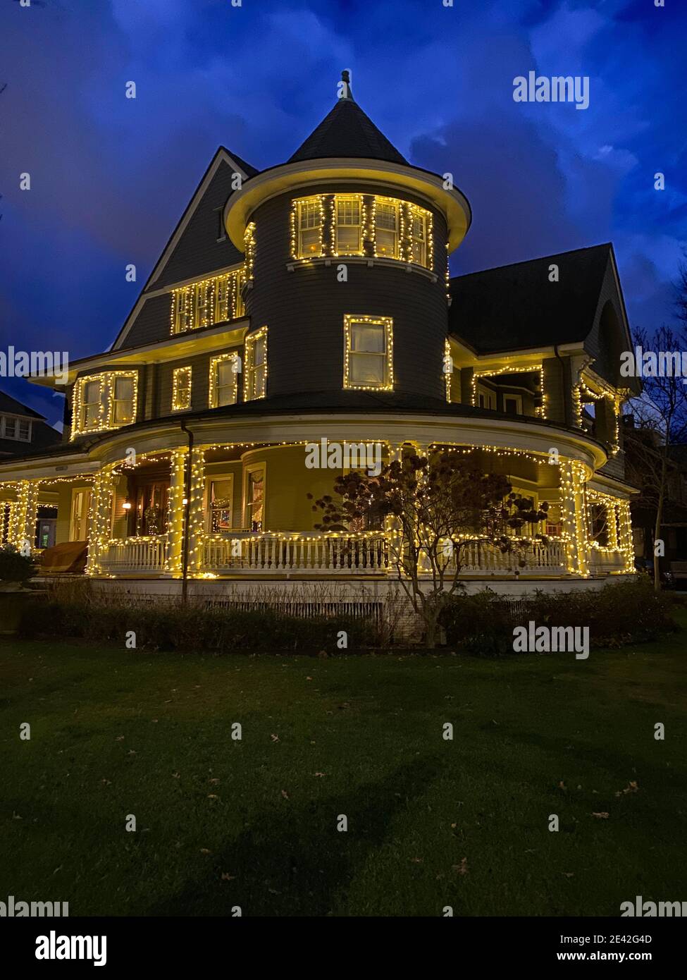 Wanderndes viktorianisches Haus mit Lichtern für die Weihnachtsfeiertage im Viertel Ditmas Park in Brooklyn, New York. Stockfoto