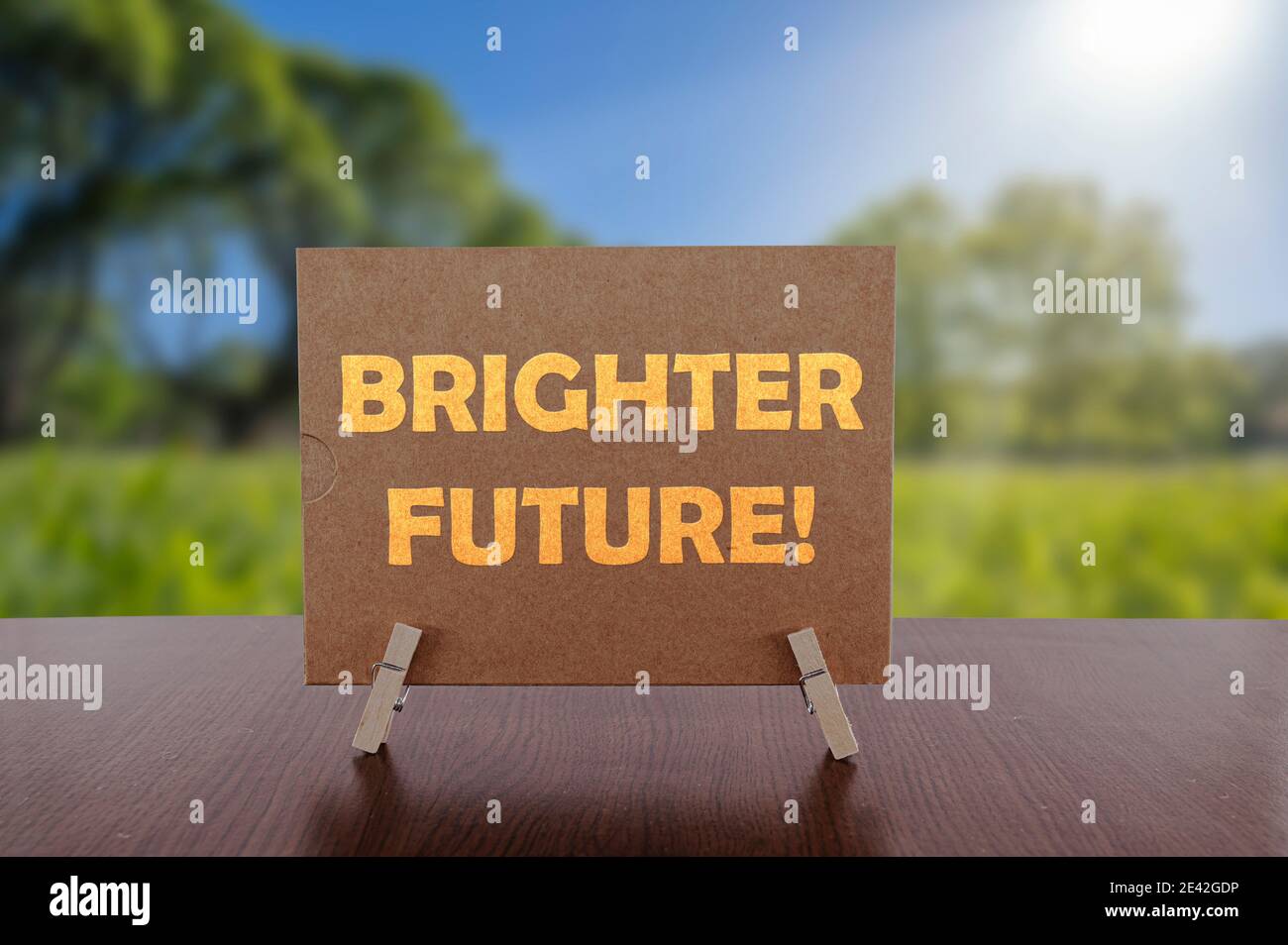 Hellere Zukunft Text auf Karte auf dem Tisch mit sonnigen grünen Park Hintergrund. Stockfoto