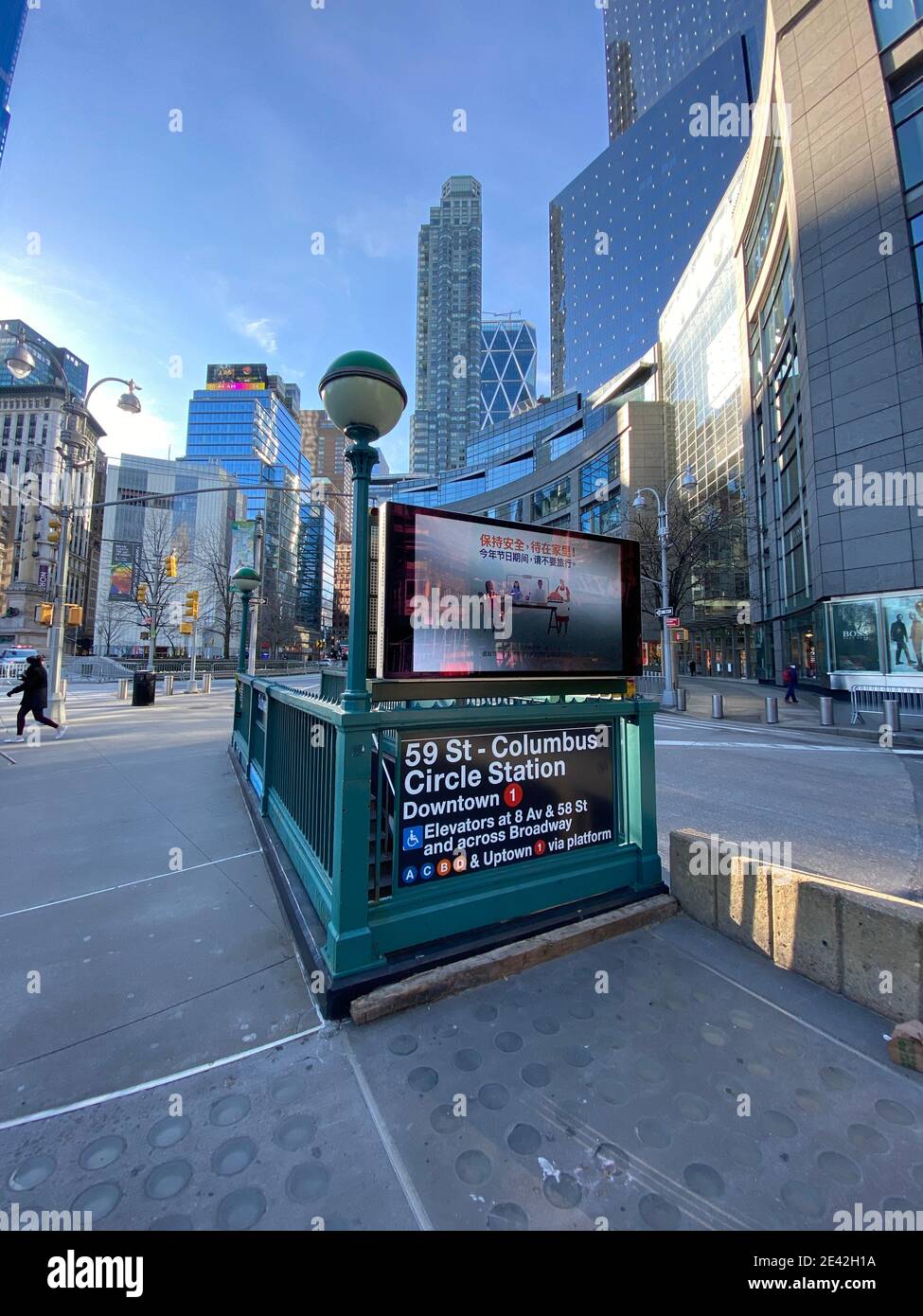 U-Bahn-Zugantritt auf einer Fußgängerinsel am Columbus Circle am Central Park an der Westseite von Manhattan, New York City. Stockfoto