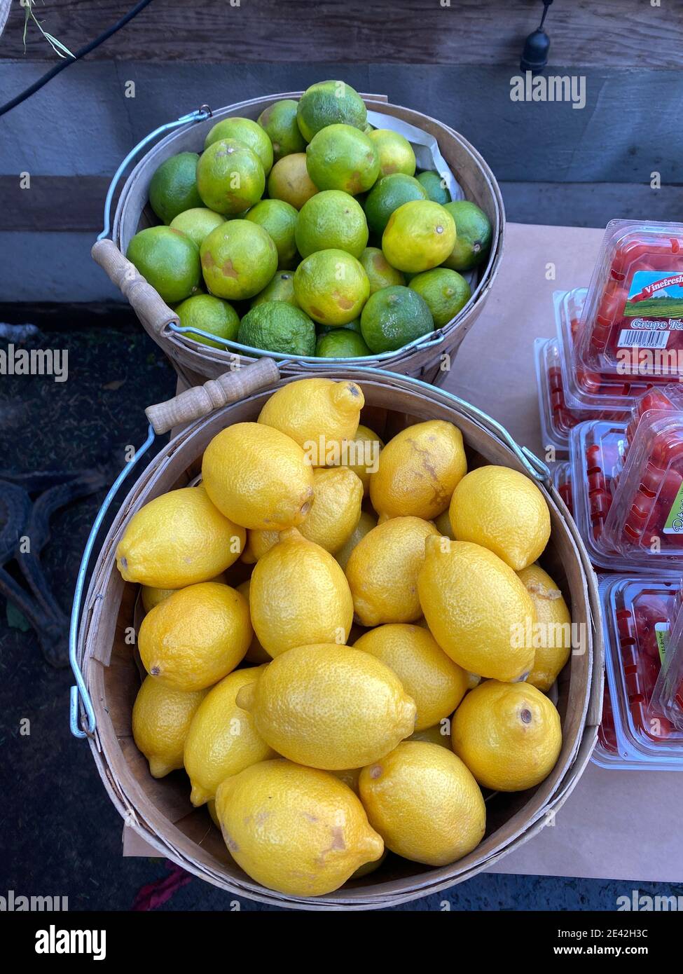 Zitronen und Limetten zum Verkauf auf der Straße vor einem geschlossenen Restaurant in der Cortelyou Road während der Covid-19 Pandemie in Brooklyn, New York. Stockfoto
